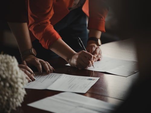 Entrepreneurs signant les documents de création de leur société