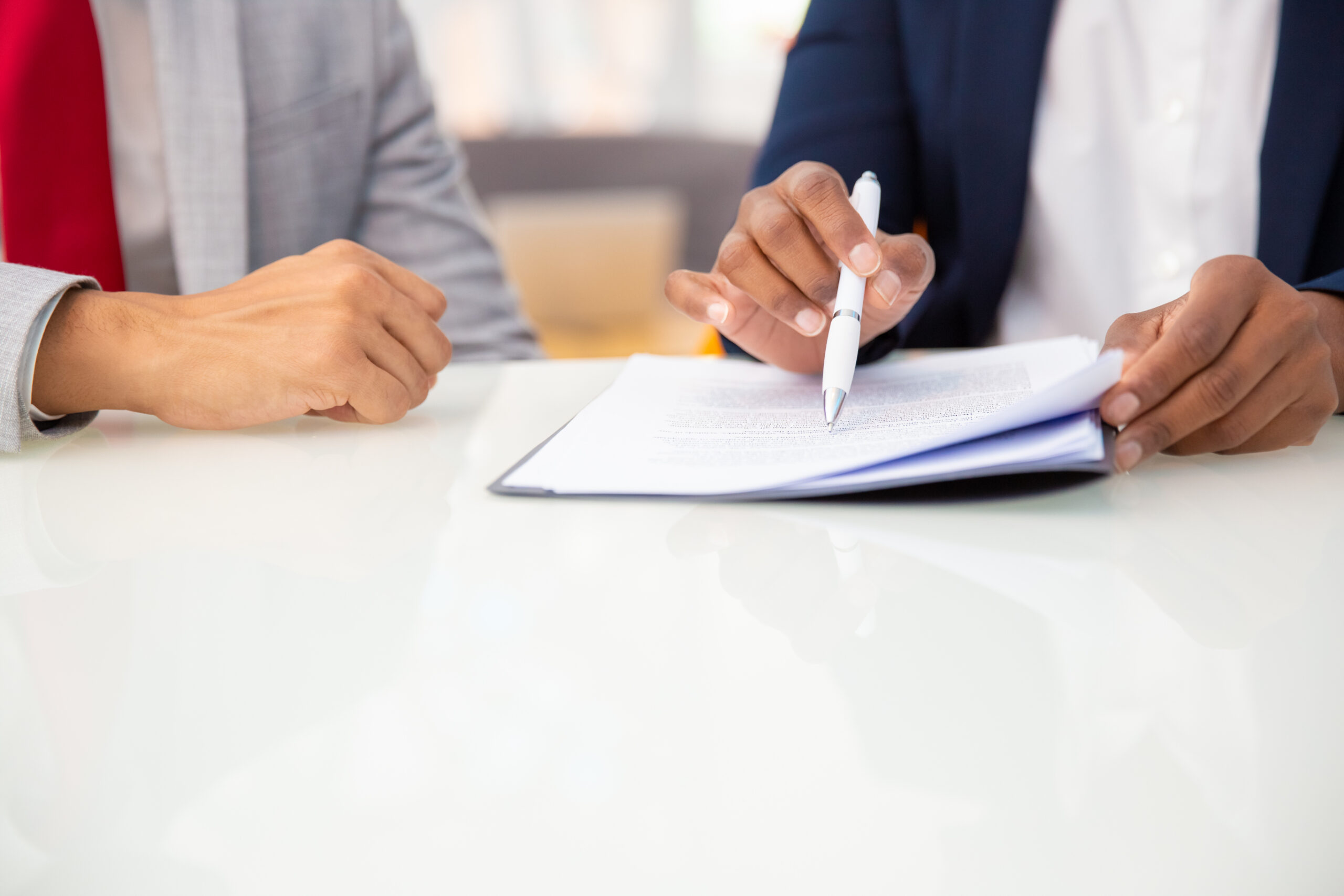 Entrepreneurs lisant et signant un contrat de création d'entreprise